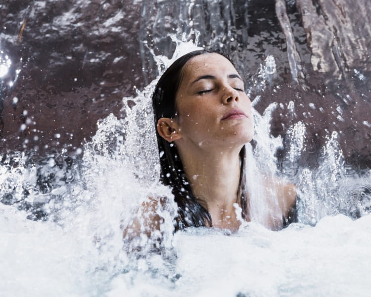 Mujer dentro de una piscina de chorros en el spa Nautico Hotel